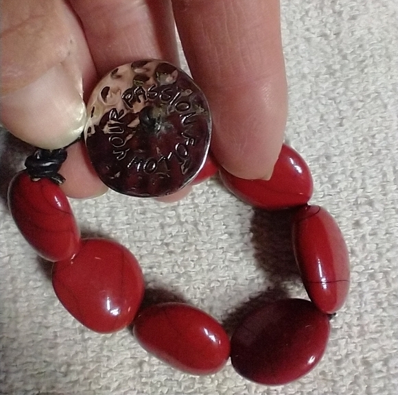 Red beads leather cord silvertone follow your passion button closure bracelet - Picture 1 of 3